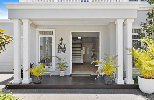 Banksia Beach House | NEW HAVEN - Garden View Balcony
