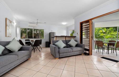 Palm Cove Apartment | Oliva St 2 Bedroom Palm Cove Apartment