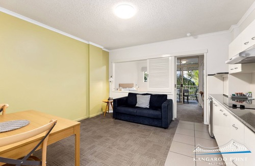 Kangaroo Point Apartment | One Bedroom in the Centre of Kangaroo Point with Pool & Parking