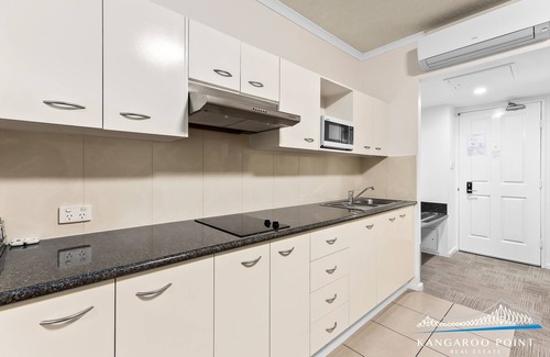 Kangaroo Point Apartment | One Bedroom in the Centre of Kangaroo Point with Pool & Parking