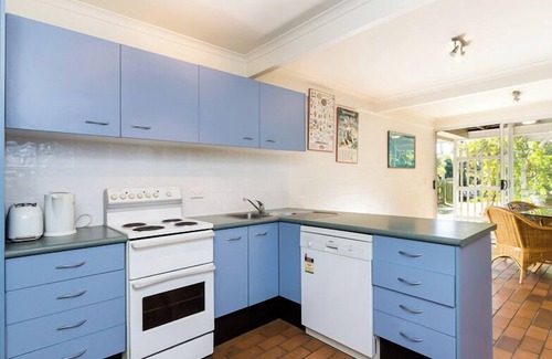 Point Lookout House | Only minutes walk to Cylinder and Deadmans Beaches - 1 Pet Allowed.