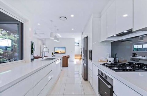 Toowong Apartment | Park Avenue Luxe Chic Townhouse Sleeps 9, Carpark