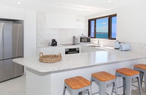 Mooloolaba Apartment | Parkyn Place 7 - Newly Refurbished 3 Bedroom Oceanfront Apartment w/FREE WIFI!
