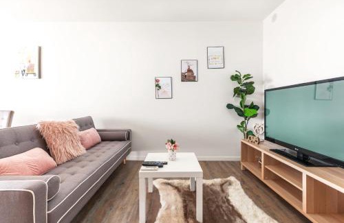 South Brisbane Apartment | Perfect Location APT w Roof Top Pool GYM