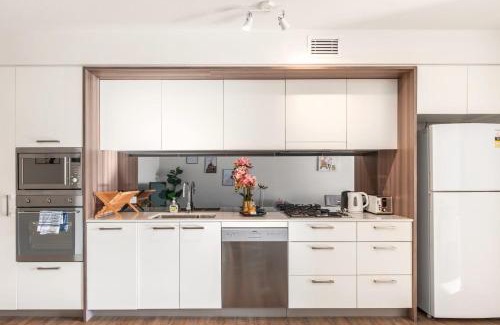 South Brisbane Apartment | Perfect Location APT w Roof Top Pool GYM