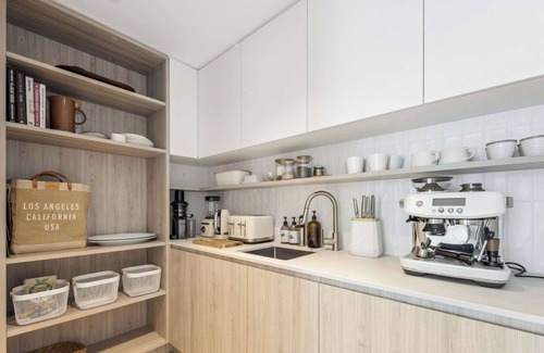 Burleigh Heads Apartment | Picasso By Khove Summ