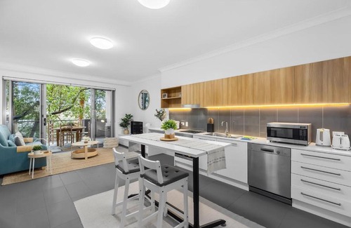 Kelvin Grove Apartment | Prime 1-Bed Apartment With Pool Near QUT