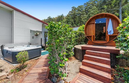 Lamington House | Private luxury in the mountains with running creek