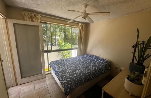 Surfers Paradise House | Private Room close to beach & tram