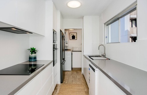 Coolangatta Apartment | Rainbow Pacific Unit 9- Stunning views over Rainbow Bay and Snapper Rocks. Swimming Pool. Wi-Fi