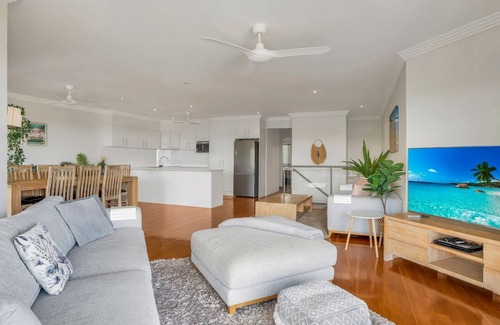Rainbow Beach House | Rainbow Towers 2 - Rainbow Beach. High on the Hill. Panoramic Views. Wi-Fi. Pool