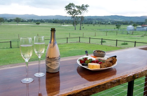 Tamrookum Cottage | Recently renovated cottage, enjoy a bath with a view