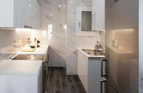 Athens City Centre Apartment | Renovated 2 bedroom apt in Larissis Railway Station and Metro