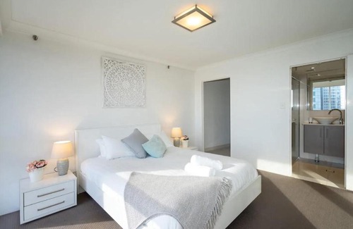 Surfers Paradise Apartment | Resort Style Beach Apartment - Surfers Paradise