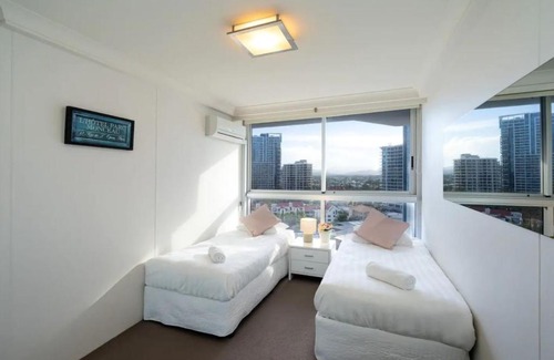 Surfers Paradise Apartment | Resort Style Beach Apartment - Surfers Paradise