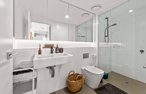 Toowong Apartment | Riverfront Elegance! ~ 2Bed/2Bath/1Car ~ West End