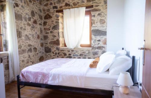 Amigdalokefali House | Rosales stone house