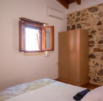 Amigdalokefali House | Rosales stone house