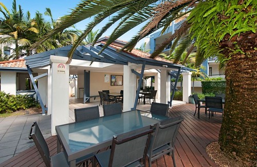 Labrador Hotel | Sandcastles on the Broadwater