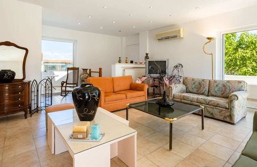 Kalamata House | Sea Breeze Haven-Peaceful Beach Retreat