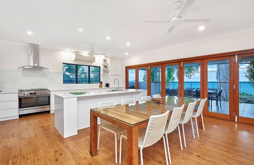 Clifton Beach House | Seascape - Absolute Beachfront, Luxury Holiday house in Clifton Beach
