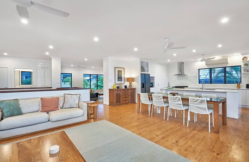 Clifton Beach House | Seascape - Absolute Beachfront, Luxury Holiday house in Clifton Beach