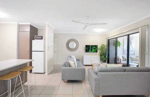 Cairns North Apartment | Serenity at The Edge A Private Poolside Apartment