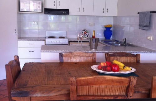 Noosa Heads Apartment | Spacious 2 bedroom air conditioned 500 M. to Beach/Hastings Street