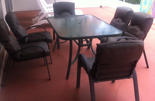 Noosa Heads Apartment | Spacious 2 bedroom air conditioned 500 M. to Beach/Hastings Street