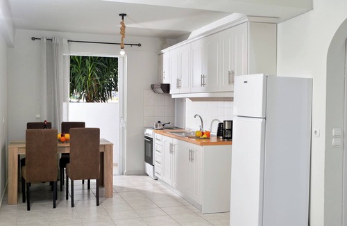 Vivari Apartment | Stork Holiday Apartments - Garden & Sea View