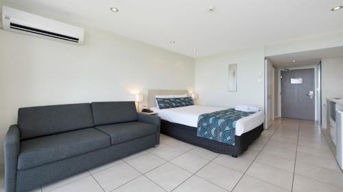 North Ward House | Studio 811 - Picturesque Beachfront Views