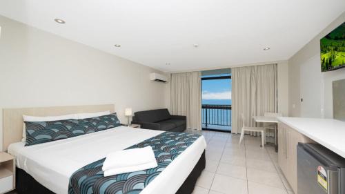North Ward House | Studio 811 - Picturesque Beachfront Views
