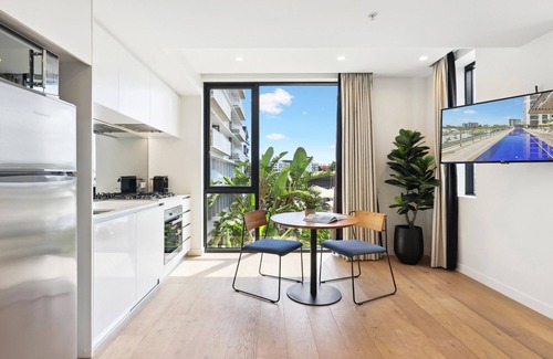 Spring Hill Apartment | Stunning 1-Bed by Victoria Park with Pool & Gym