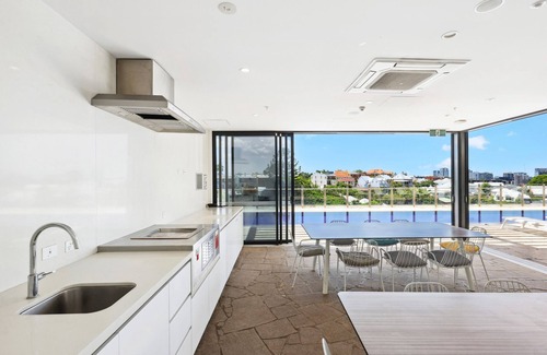 Spring Hill Apartment | Stunning 1-Bed by Victoria Park with Pool & Gym