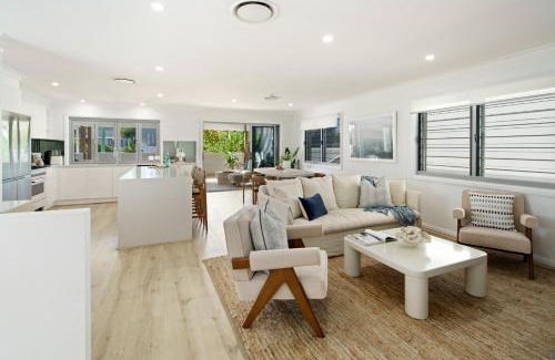 Mermaid Beach House | Sunbrite Breeze - Poolside Relaxation by the Sea