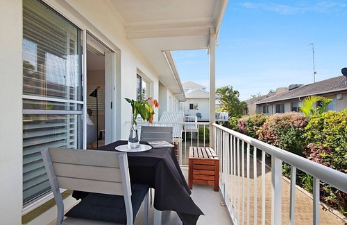 Noosaville Apartment | Sunny 2 bedroom 1 bathroom, north facing balcony free use bikes & kayaks & wifi