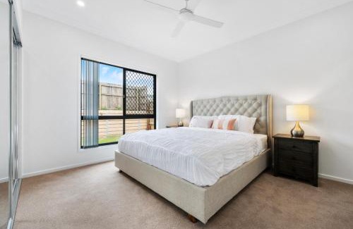 Burpengary East House | The Crest North Harbour Estate Sleeps 8