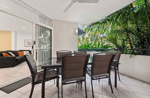 Palm Cove Apartment | The Magna Spacious Garden View Retreat
