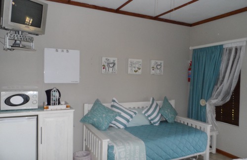 Bloemfontein Hotel | Tripple Room 3 Singlesking Single Cherry Lane Self Catering and BB