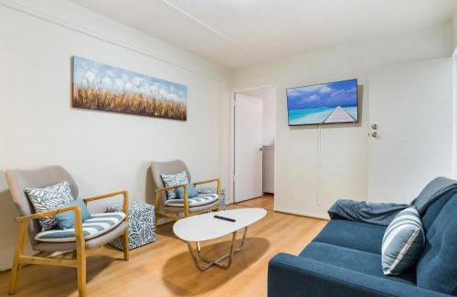 Palm Cove Apartment | Tropical Unit with Private Fenced Garden Close to The Beach 4