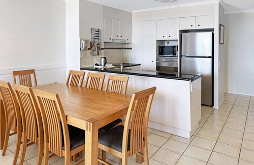 Alexandra Headland Apartment | Unwind in Coastal Resort (2 bedrooms)