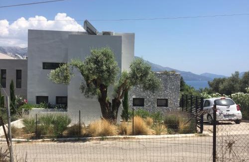 Pogonia Villa | Villa Mytikas, luxury in Greece with seaview and heated pool & jacuzzi