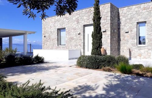 Kilada House | Villa Tranquility - Walk to the Beach with Infinity Pool