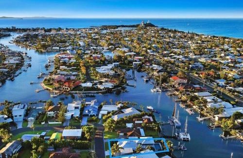 Buddina House | WATERFRONT HOME BORDERING MOOLOOLABA