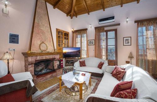 Arachova Ski Chalet | Ευχάριστο σαλέ με σοφίτα και τζάκι.