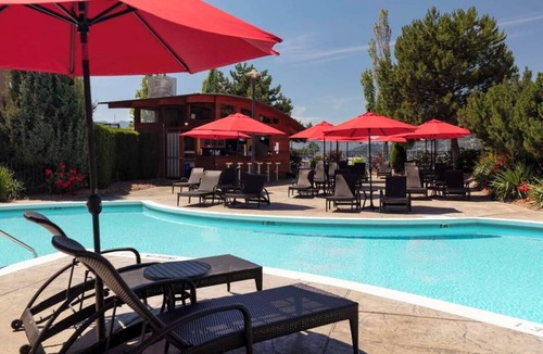 Kelowna Central Business District Hotel | 1 Bed 1 Bath Lagoon Side @ Delta Grant Okanogan