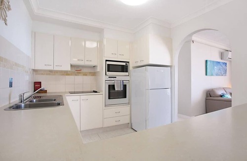 Surfers Paradise Apartment | 11B Peninsula Summary