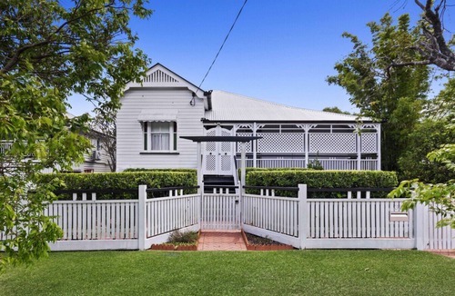 Wooloowin House | 15mins to City, Pool, Family Friendly by Custom Bnb Hosting