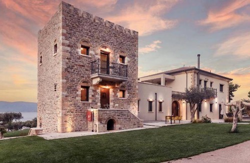 Oropos Villa | 178 m² Villa ∙ 2 bedrooms ∙ 10 guests