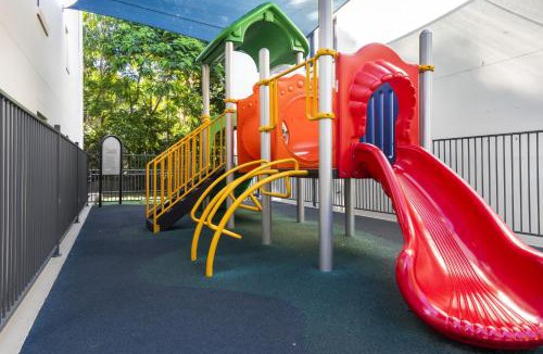 Mermaid Beach Apartment | 2-Bed Family Haven with Pools BBQ & Playgrounds